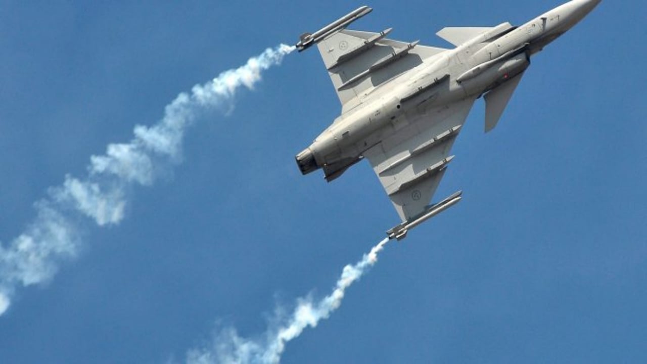 Foto - Savunma Bakanı İsveç’e gitti, gizemli jet ilk kez görüldü! Canavar resmen hangardan çıktı