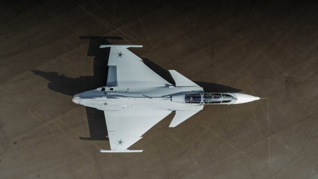 Foto - Savunma Bakanı İsveç’e gitti, gizemli jet ilk kez görüldü! Canavar resmen hangardan çıktı