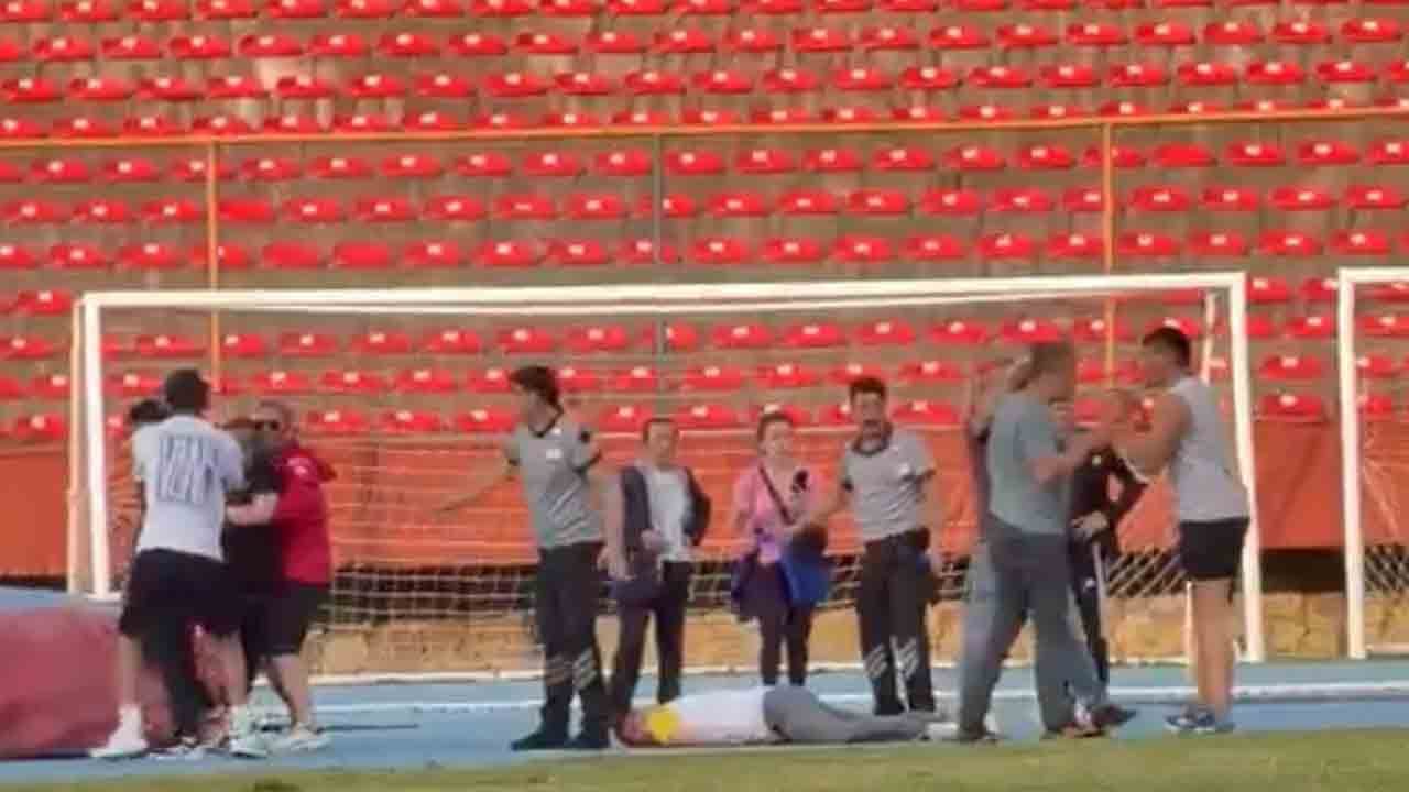 Foto - Sebebi futbol değil, duyunca şaşıracaksınız! Yeşil sahada tekme tokat dayak