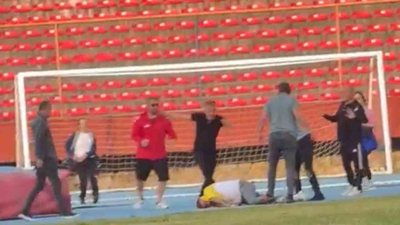 Foto - Sebebi futbol değil, duyunca şaşıracaksınız! Yeşil sahada tekme tokat dayak
