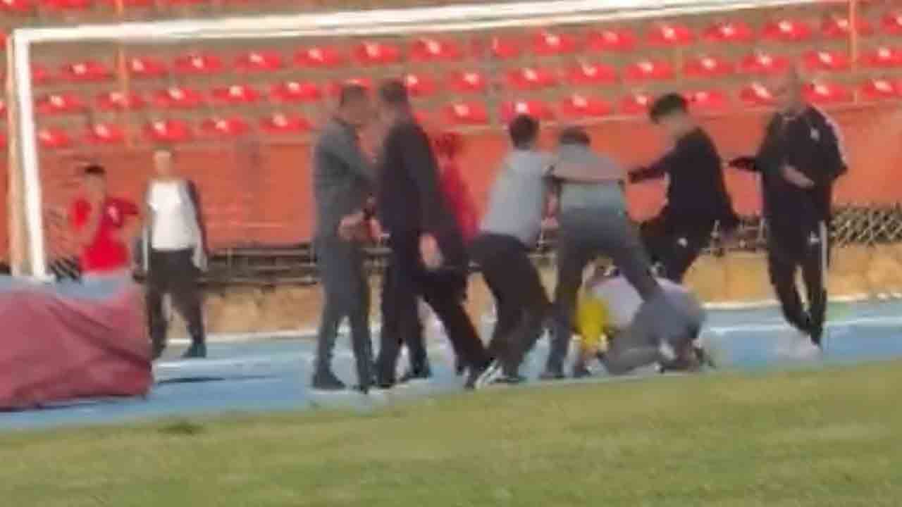 Foto - Sebebi futbol değil, duyunca şaşıracaksınız! Yeşil sahada tekme tokat dayak