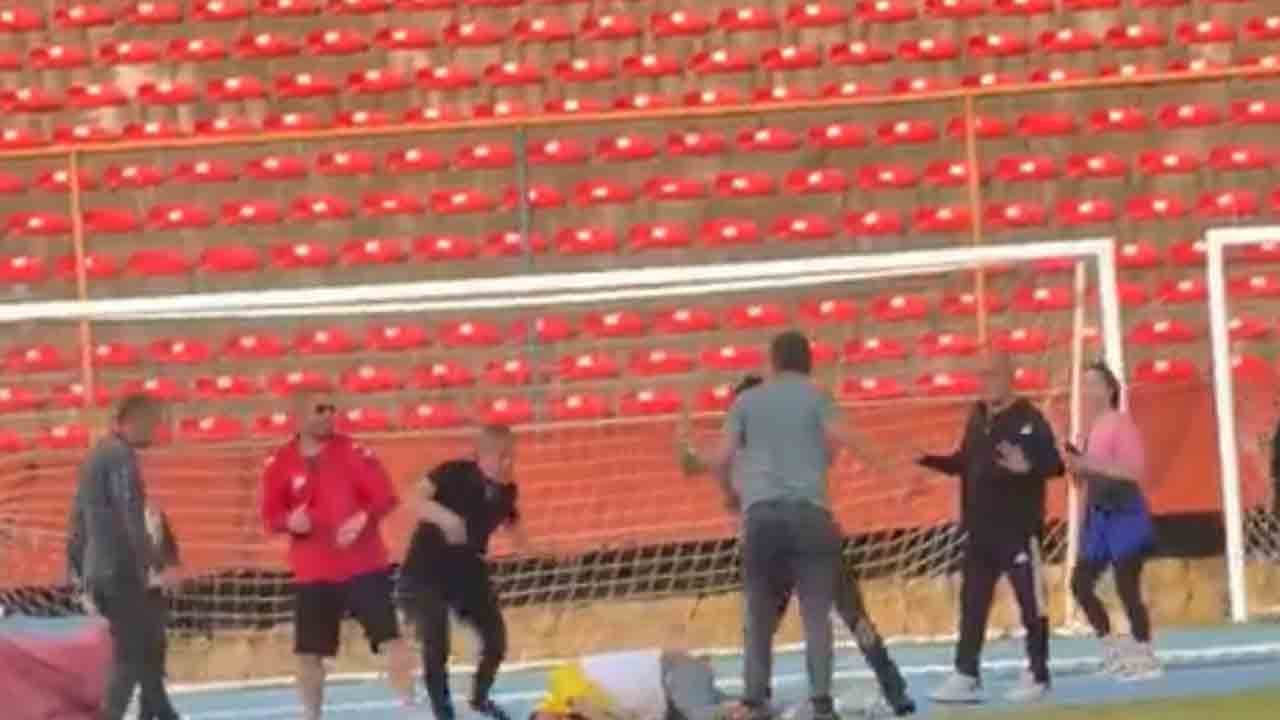 Foto - Sebebi futbol değil, duyunca şaşıracaksınız! Yeşil sahada tekme tokat dayak