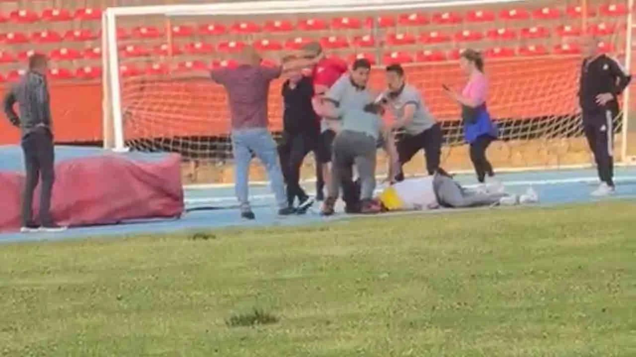 Sebebi futbol değil, duyunca şaşıracaksınız! Yeşil sahada tekme tokat dayak