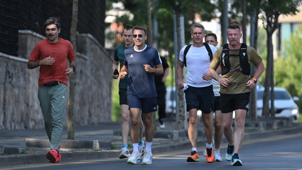 Foto - Günlerdir algı operasyonu yapıyorlardı! Macron caddede koştu Sözcü havasını aldı