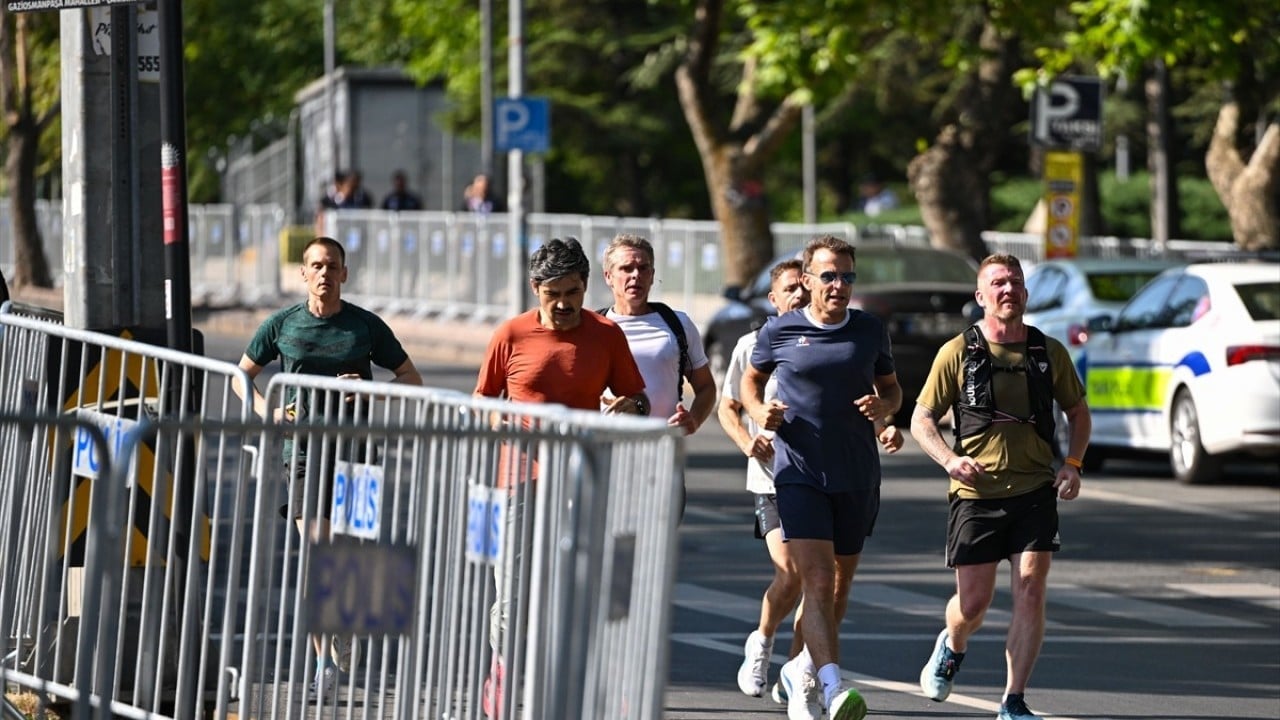 Foto - Günlerdir algı operasyonu yapıyorlardı! Macron caddede koştu Sözcü havasını aldı