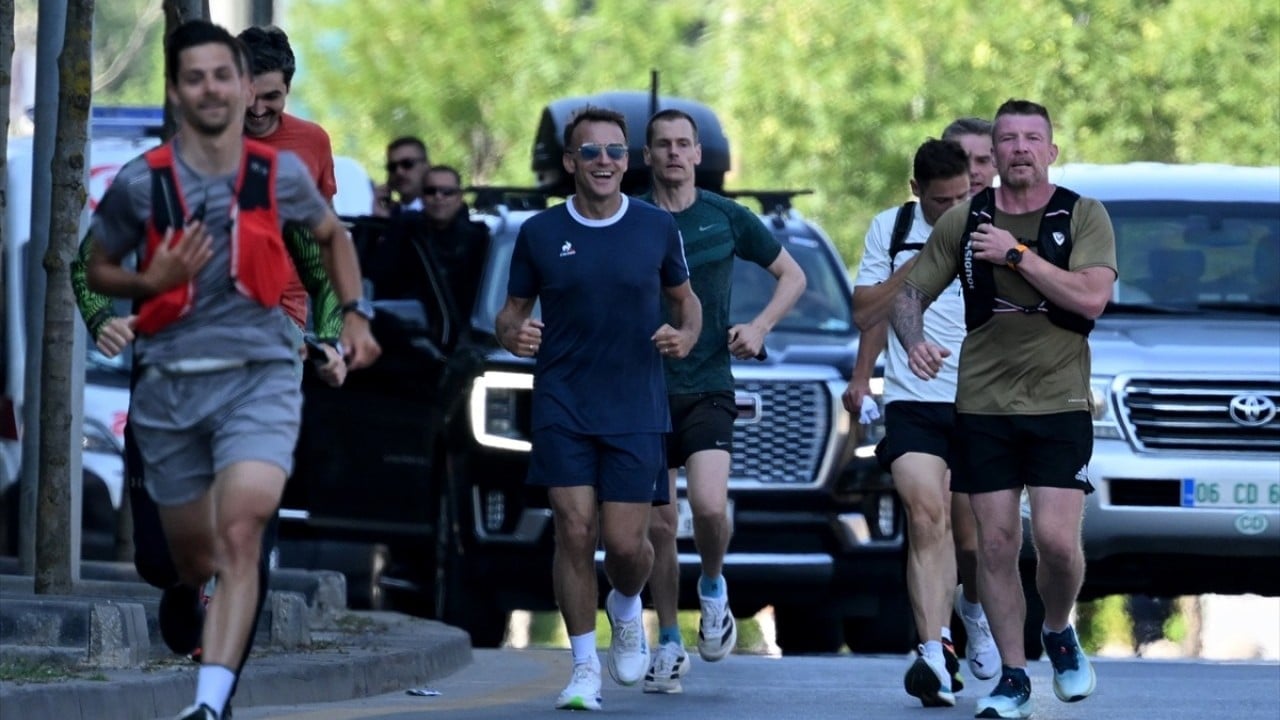 Foto - Günlerdir algı operasyonu yapıyorlardı! Macron caddede koştu Sözcü havasını aldı