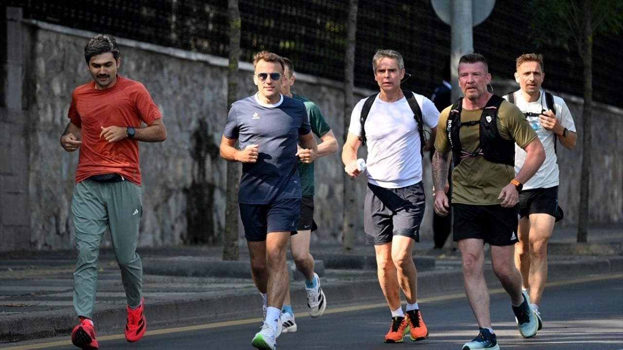 Foto - Günlerdir algı operasyonu yapıyorlardı! Macron caddede koştu Sözcü havasını aldı
