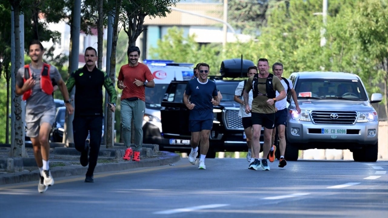 Foto - Günlerdir algı operasyonu yapıyorlardı! Macron caddede koştu Sözcü havasını aldı