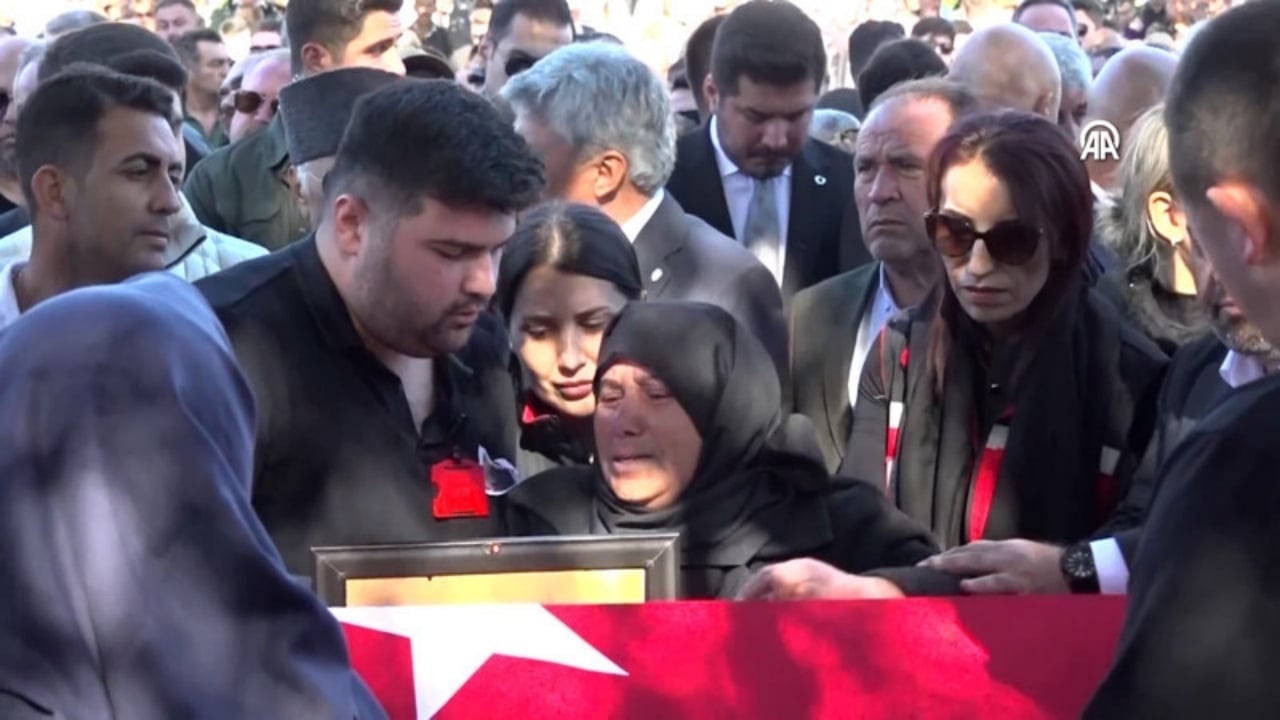Foto - Şehidin tabutunun başında gülüşen isimlerin kim olduğu ortaya çıktı! AK Partili ismin savunması, "Hadi oradan" dedirtti