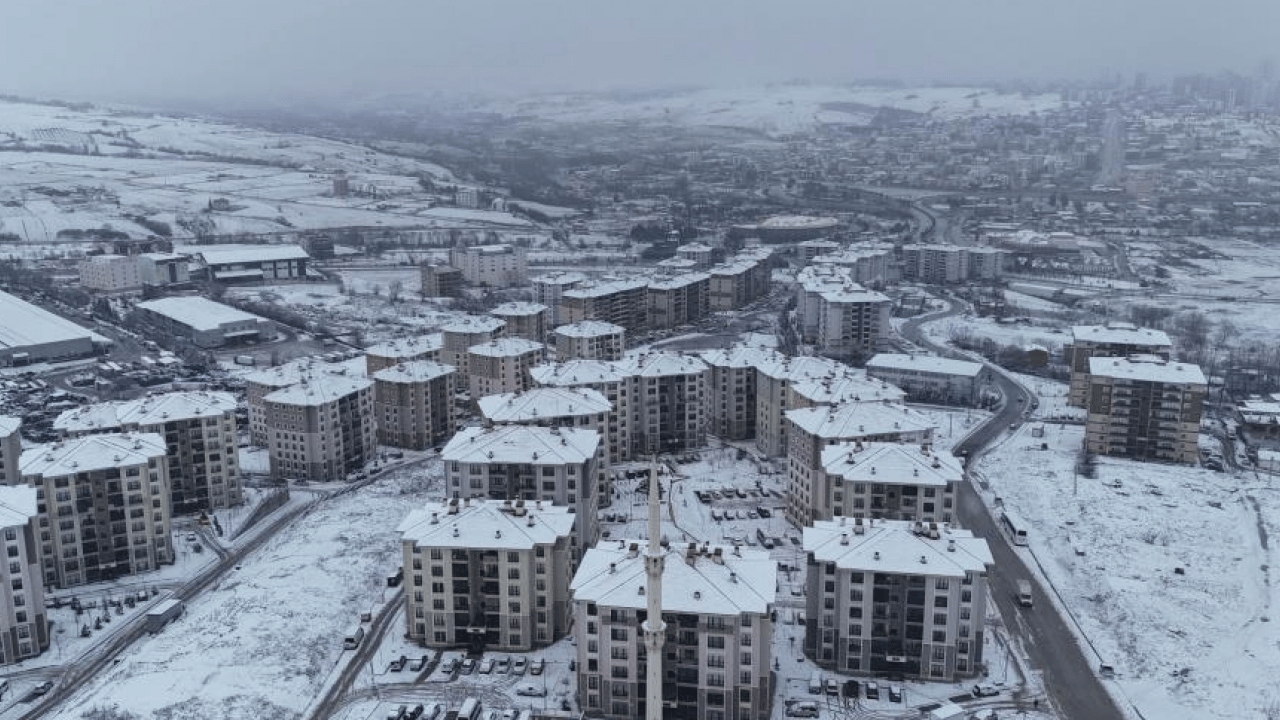 Şehir beyaza büründü: Yüksek kesimlerde hayat durma noktasına geldi