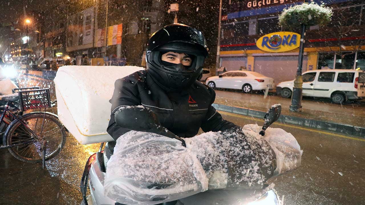 Şehir merkezinde kar yağışı etkili oldu