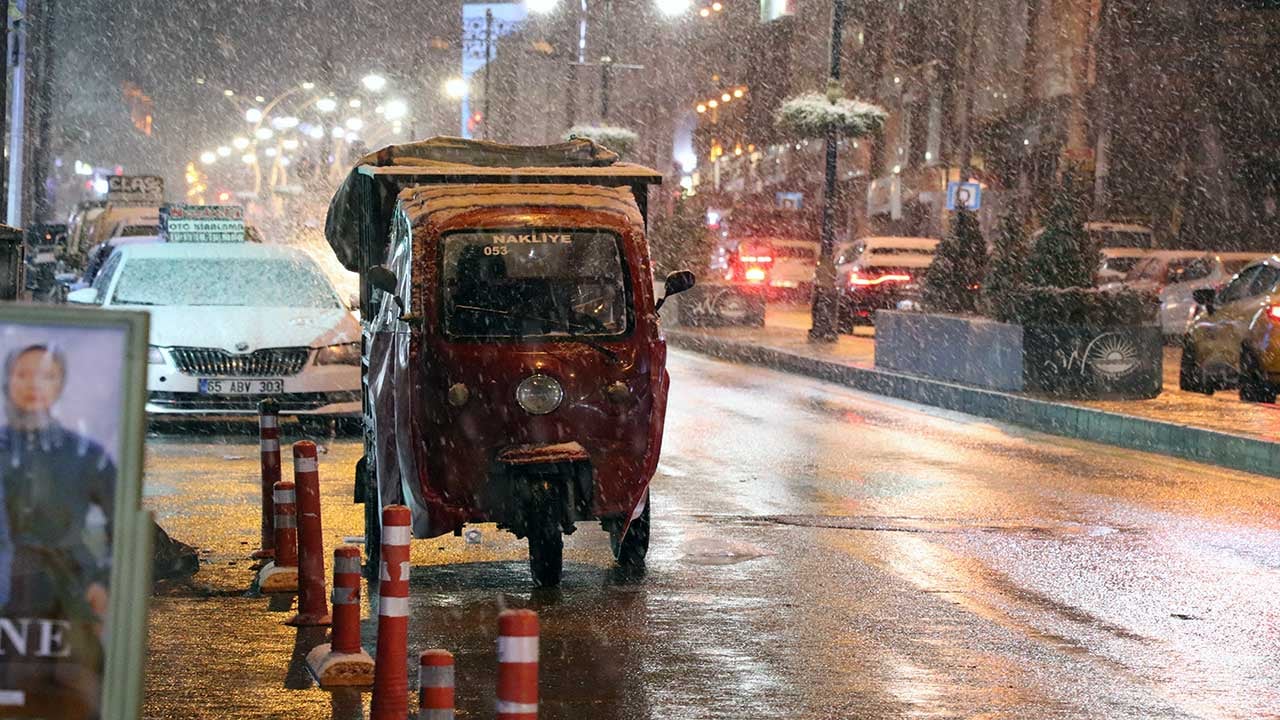Foto - Şehir merkezinde kar yağışı etkili oldu