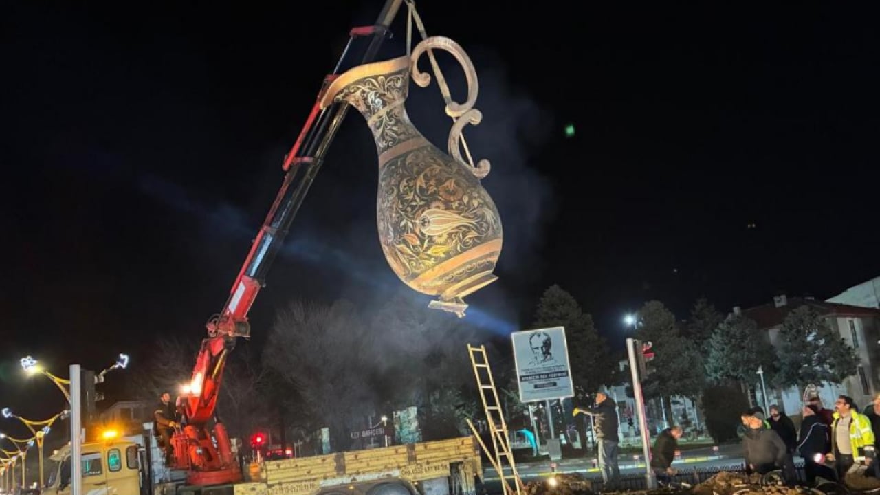 Foto - Şehir merkezinin simgelerinden biri haline gelmişti! Bakır sürahi apar topar yerinden kaldırıldı! Gerçek bambaşka çıktı