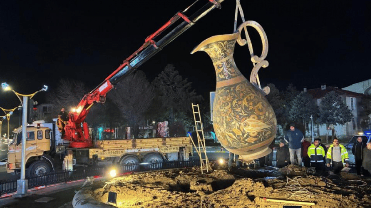 Şehir merkezinin simgelerinden biri haline gelmişti! Bakır sürahi apar topar yerinden kaldırıldı! Gerçek bambaşka çıktı