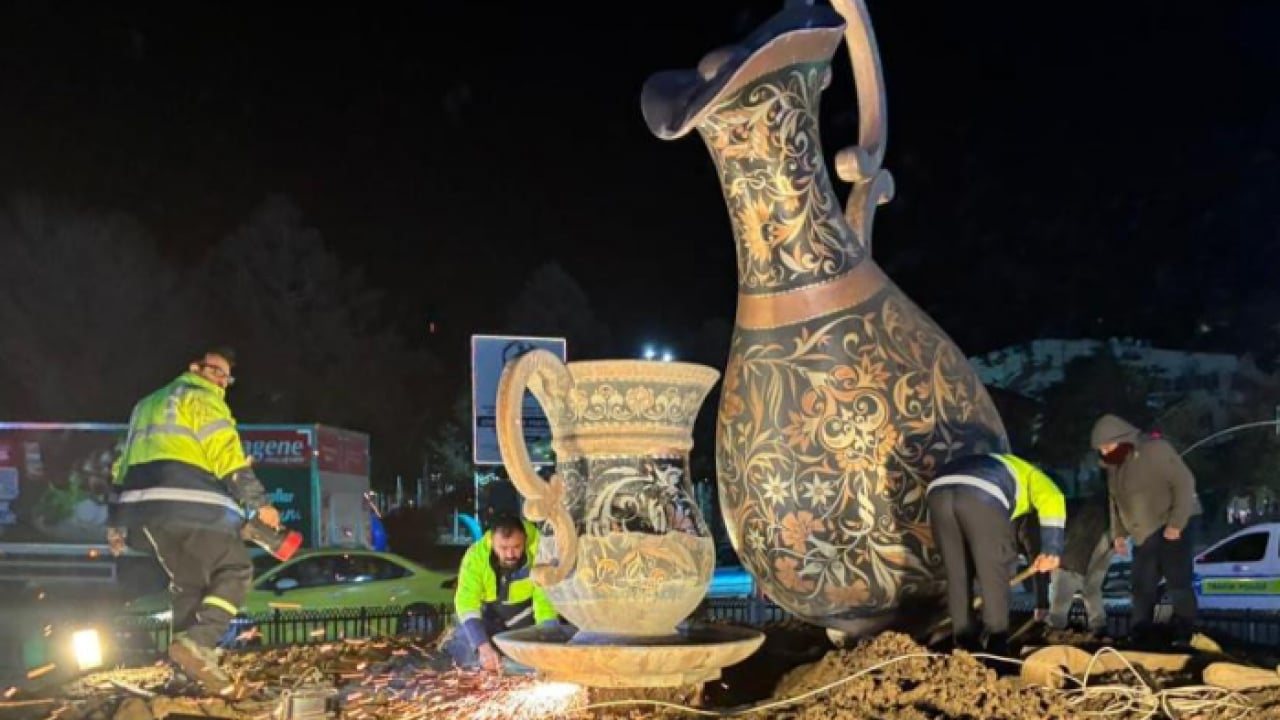Foto - Şehir merkezinin simgelerinden biri haline gelmişti! Bakır sürahi apar topar yerinden kaldırıldı! Gerçek bambaşka çıktı