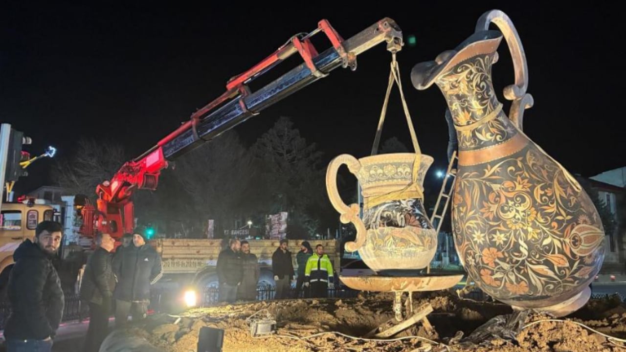Foto - Şehir merkezinin simgelerinden biri haline gelmişti! Bakır sürahi apar topar yerinden kaldırıldı! Gerçek bambaşka çıktı