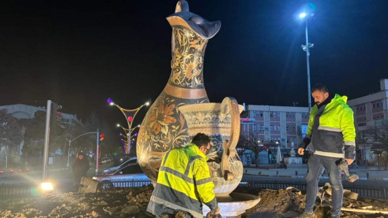 Foto - Şehir merkezinin simgelerinden biri haline gelmişti! Bakır sürahi apar topar yerinden kaldırıldı! Gerçek bambaşka çıktı