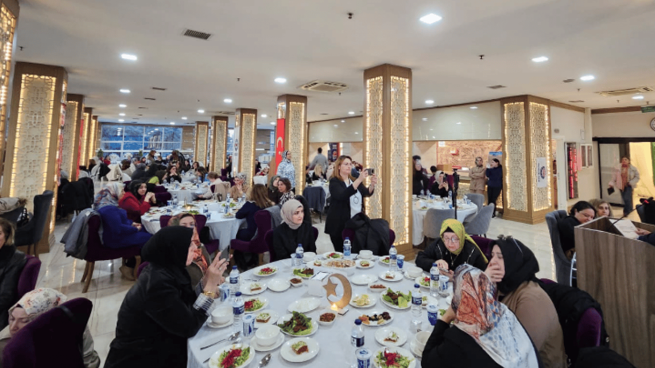 Foto - Şehit anneleri ve işten atılan kadınlar aynı sofrada buluştu