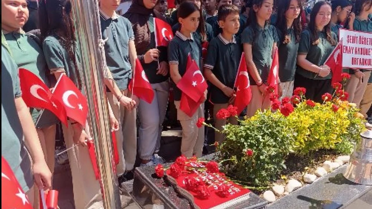 Şehit Aybüke öğretmen dualarla anıldı! ‘Seni öldürende yoktur din iman'