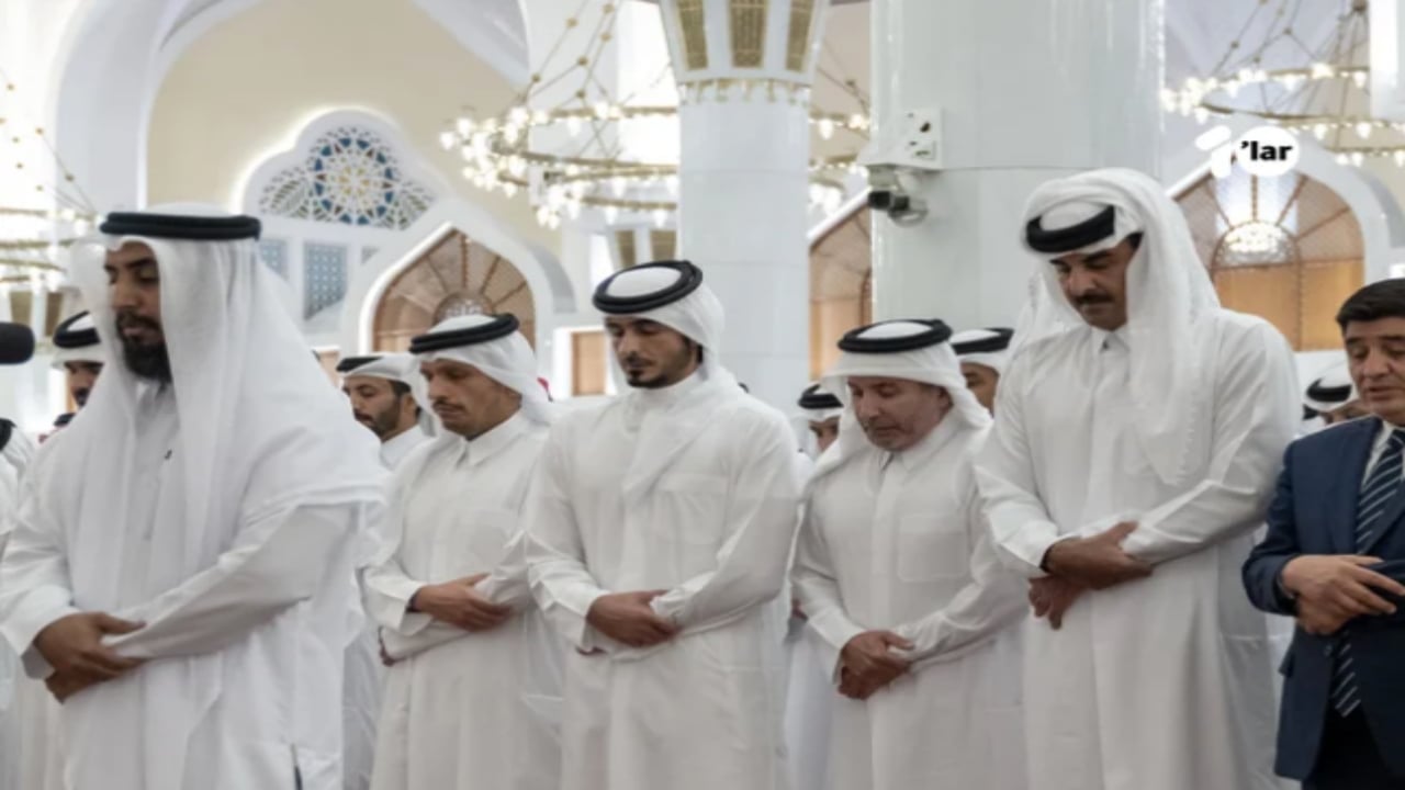 Foto - Şehitlerimiz için Katar’da kılınan cenaze namazında şaşırtan görüntü! Büyük tartışma çıktı