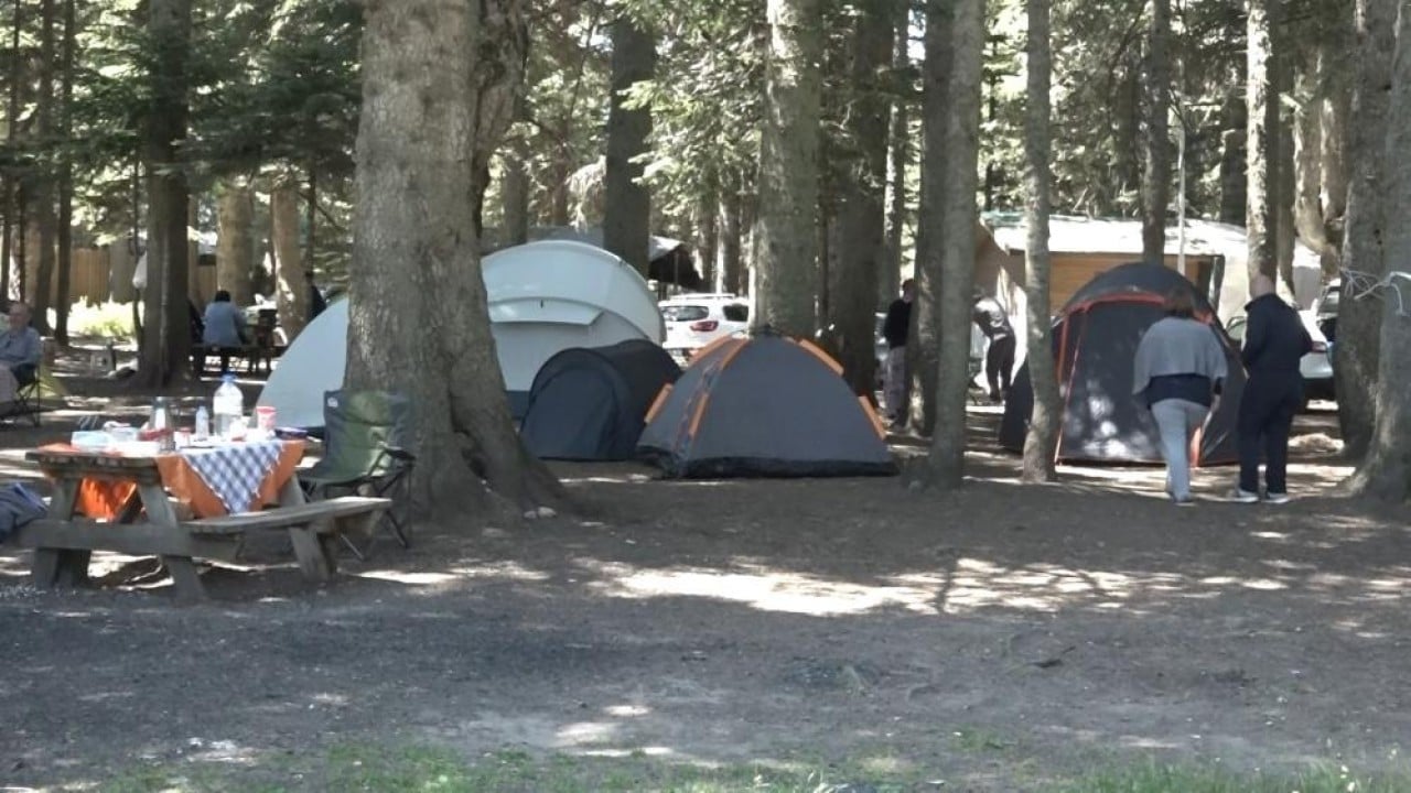 Foto - Şehrin sıcağından kaçıp Uludağ’da çadıra sığındılar