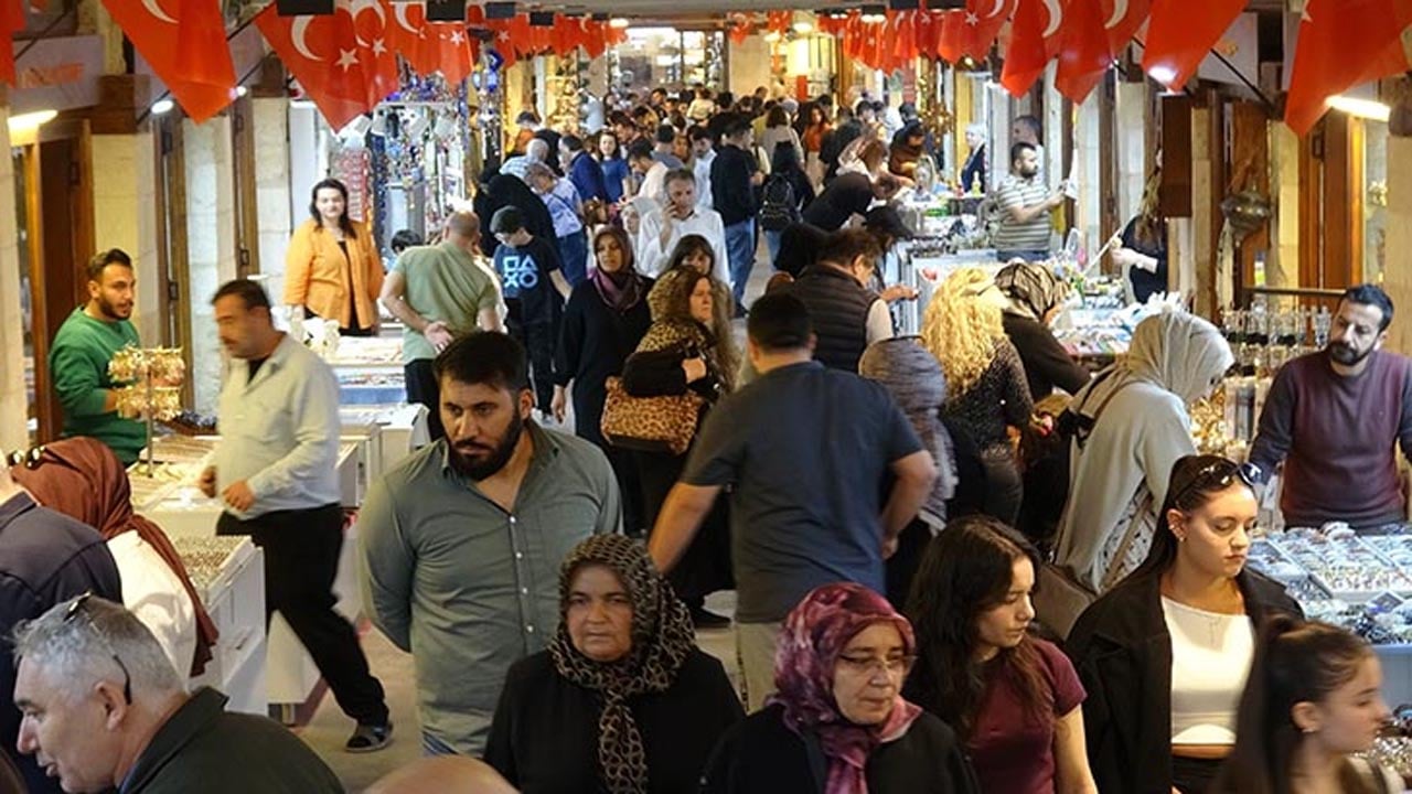 Şehrin tarihi mekanlarında adım atacak yer kalmadı