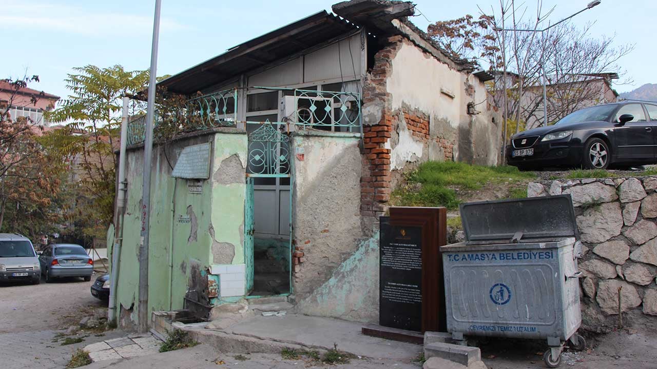 Foto - Şehzadeler şehrinde 9 türbeye kilit vuruldu! Sebebi 'yok artık' dedirtecek