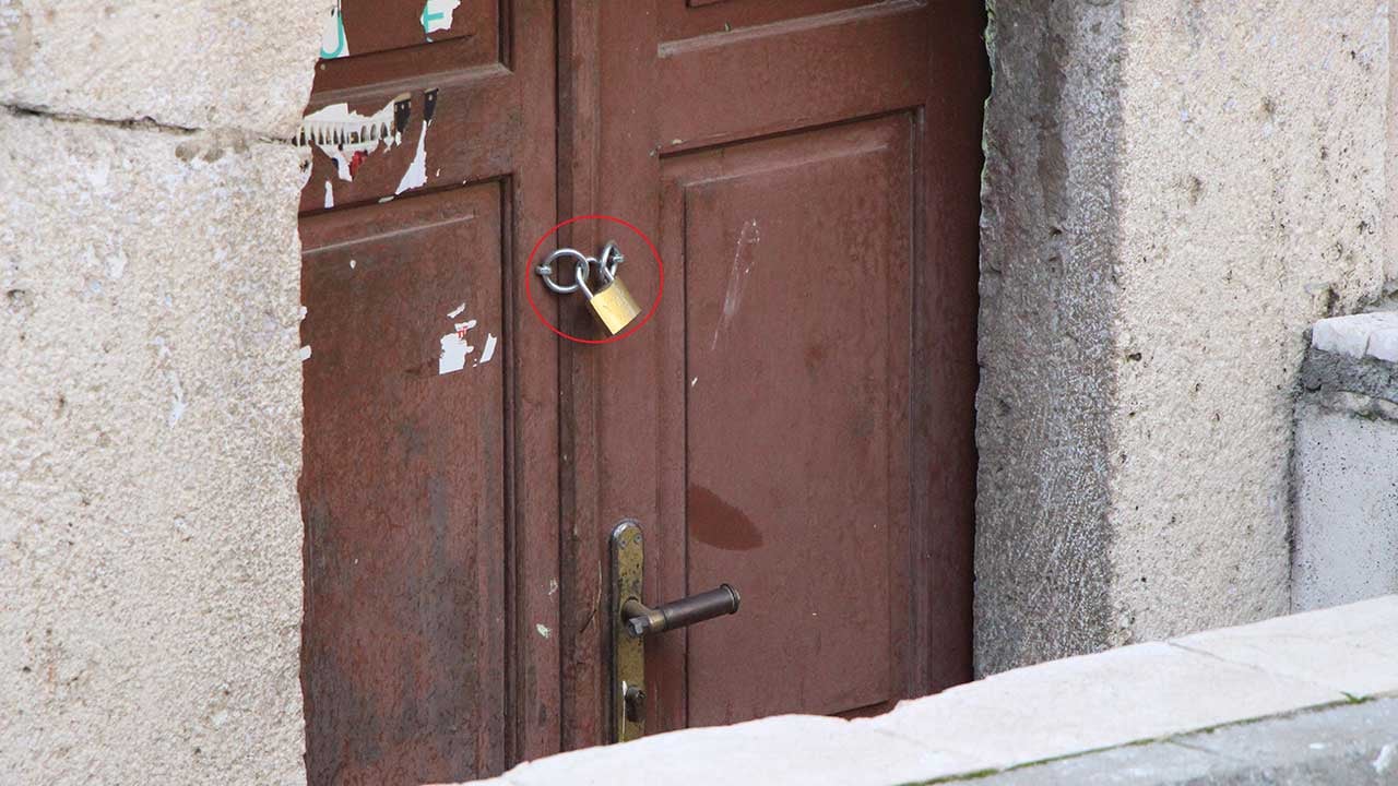 Foto - Şehzadeler şehrinde 9 türbeye kilit vuruldu! Sebebi 'yok artık' dedirtecek