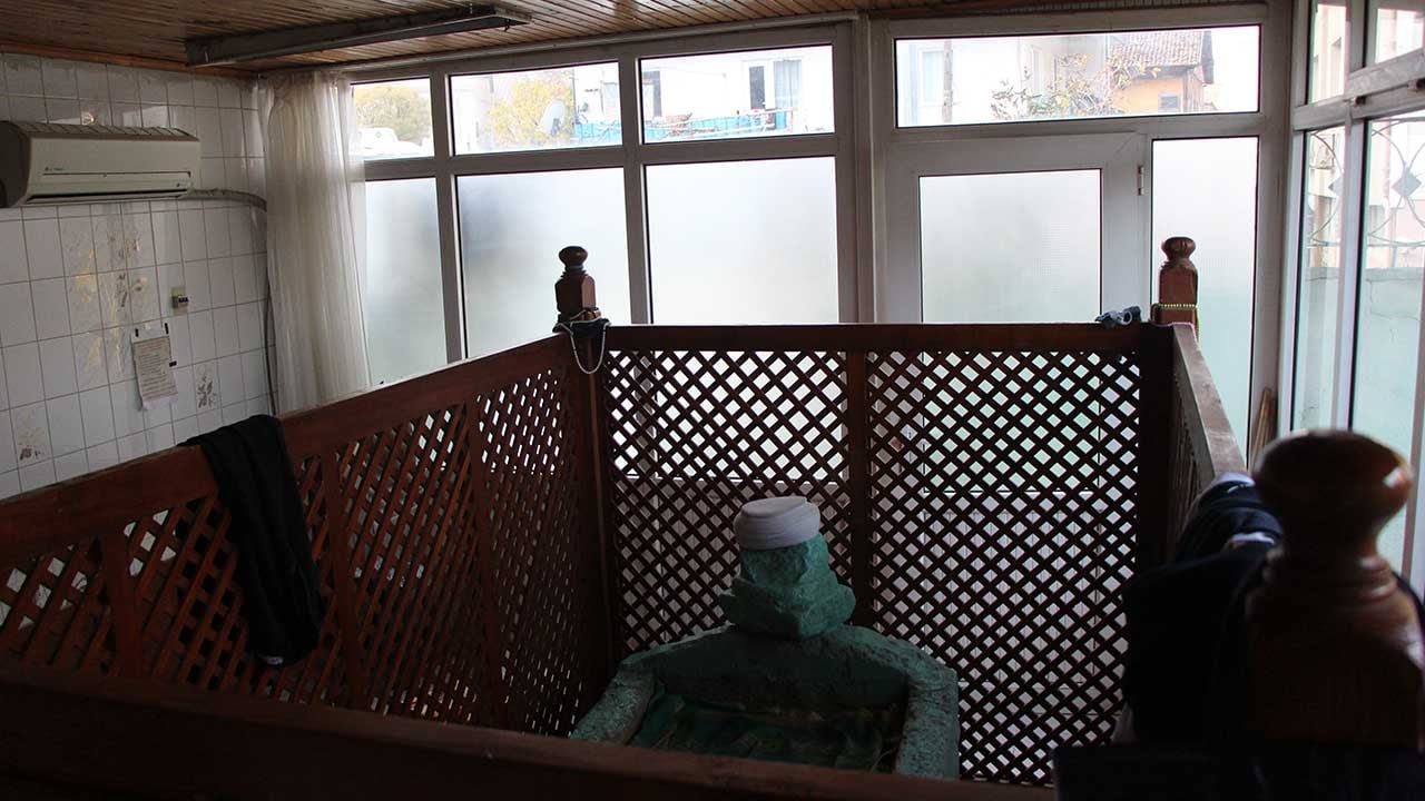 Foto - Şehzadeler şehrinde 9 türbeye kilit vuruldu! Sebebi 'yok artık' dedirtecek