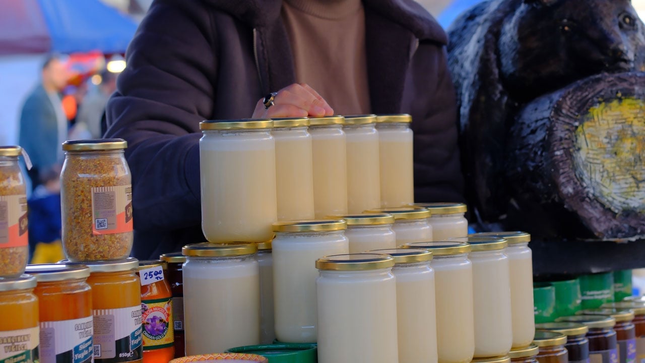 Foto - Şekerlenmiş sanılıyor ama değil! İşte beyaz balın gerçeği