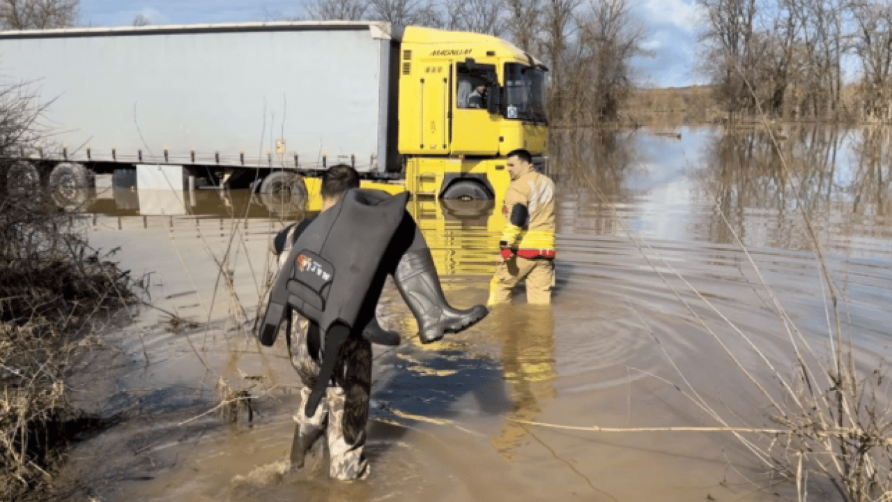 Sel sularının ortasında kaldı! 3 gün boyunca çaresizce bekledi