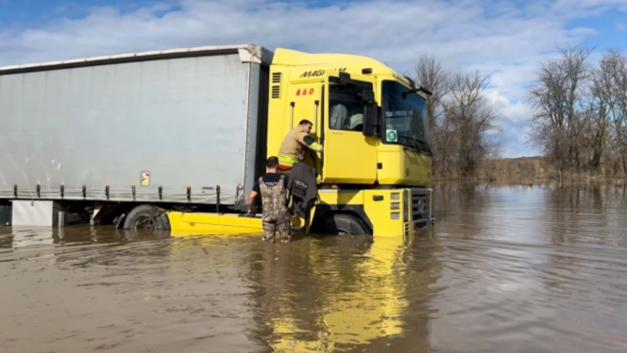 Foto - Sel sularının ortasında kaldı! 3 gün boyunca çaresizce bekledi