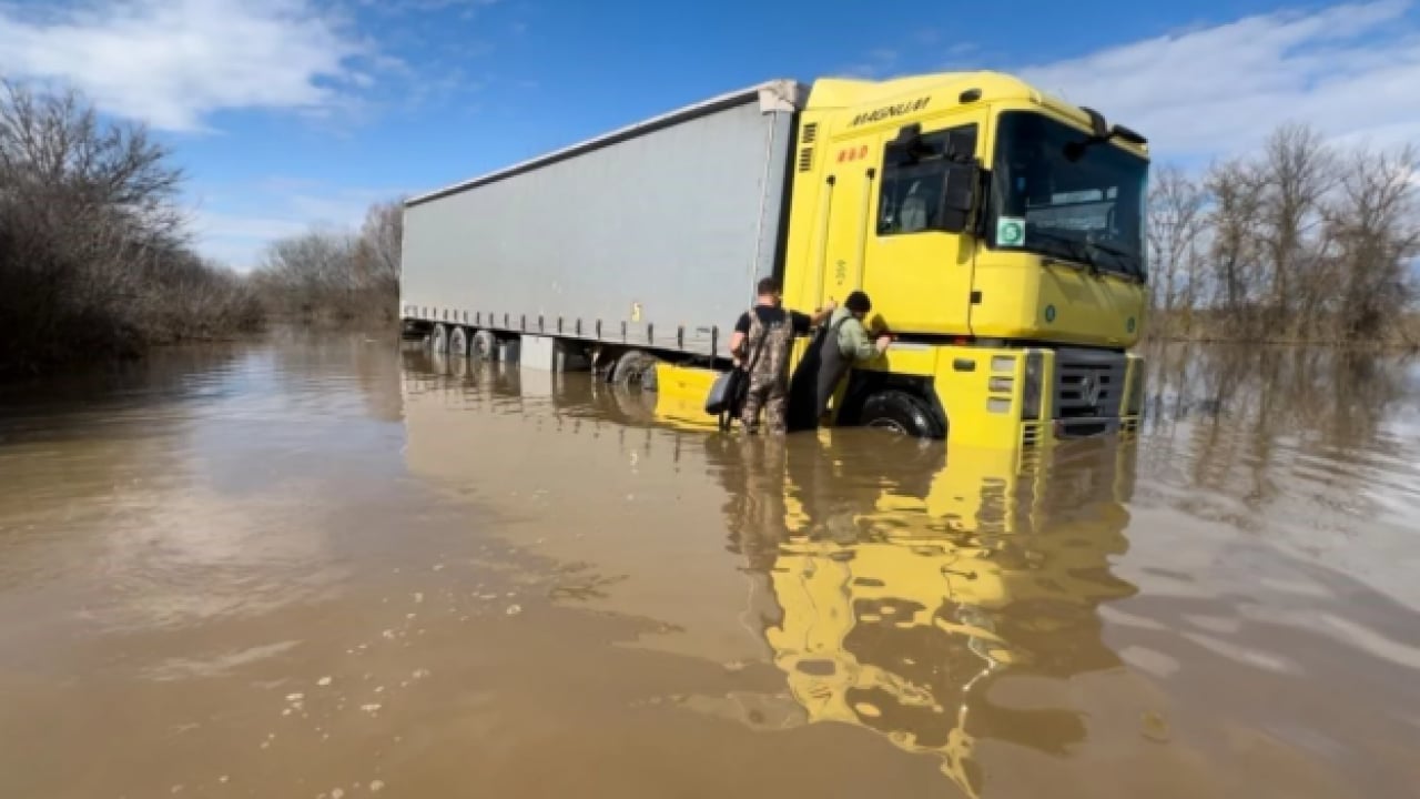 Foto - Sel sularının ortasında kaldı! 3 gün boyunca çaresizce bekledi