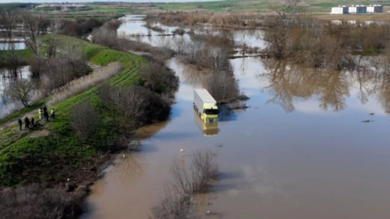 Foto - Sel sularının ortasında kaldı! 3 gün boyunca çaresizce bekledi