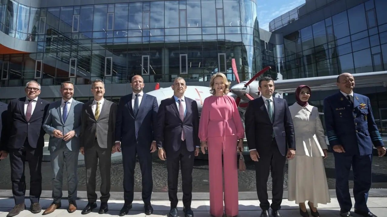 Foto - Selçuk Bayraktar kraliçenin yüzüne bakarak söyledi: Umarım bunu yapmak zorunda kalmazsınız