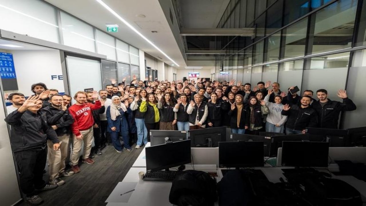 Foto - Selçuk Bayraktar’ın alkışlamaktan elleri kızardı! Fergani dünyada bir ilki başardı