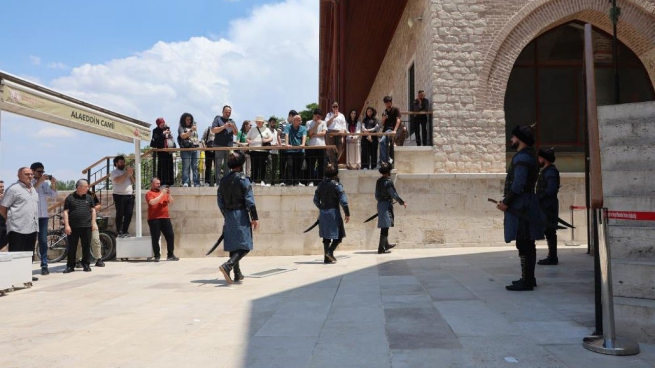 Foto - Selçuklu Sultanlar Türbesi'nde Her Cuma namazı sonrası saygı nöbeti