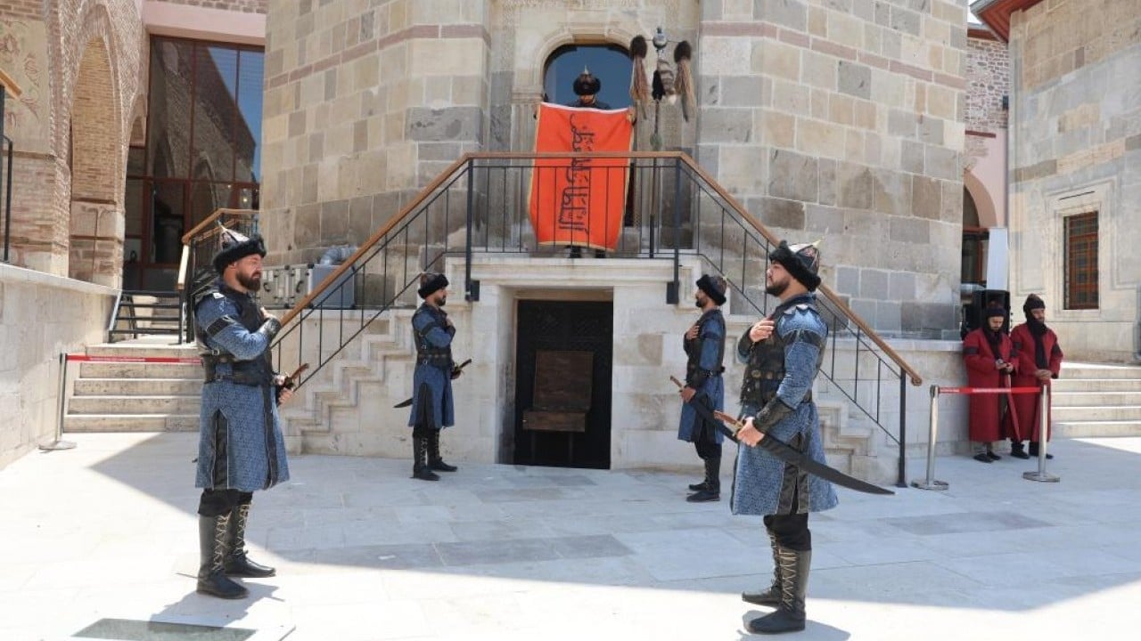 Foto - Selçuklu Sultanlar Türbesi'nde Her Cuma namazı sonrası saygı nöbeti
