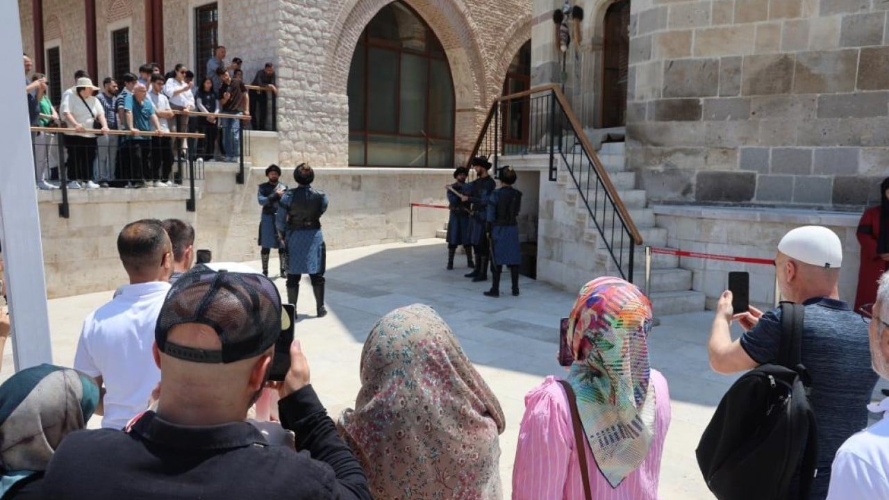 Foto - Selçuklu Sultanlar Türbesi'nde Her Cuma namazı sonrası saygı nöbeti