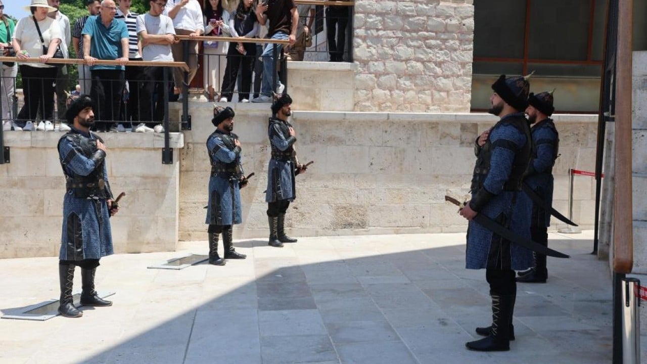 Foto - Selçuklu Sultanlar Türbesi'nde Her Cuma namazı sonrası saygı nöbeti