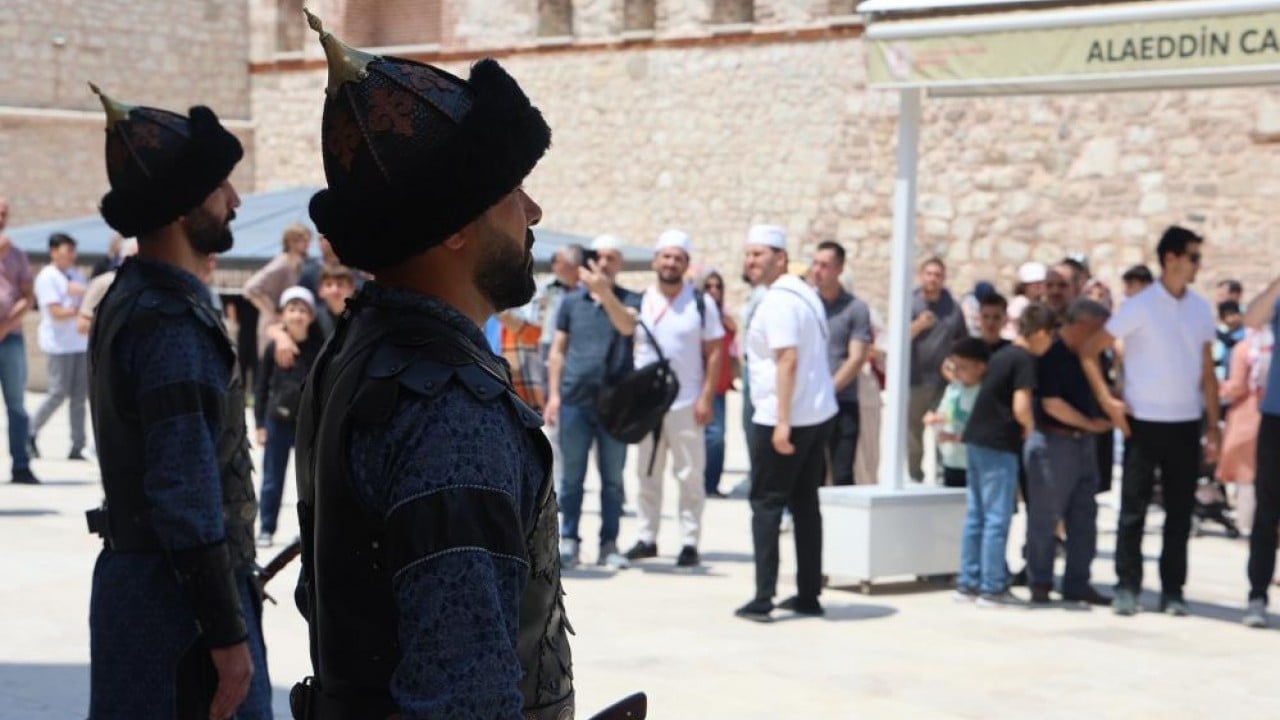 Selçuklu Sultanlar Türbesi'nde Her Cuma namazı sonrası saygı nöbeti