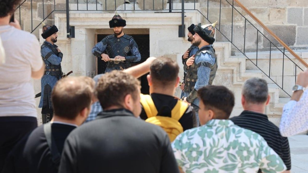 Foto - Selçuklu Sultanlar Türbesi'nde Her Cuma namazı sonrası saygı nöbeti