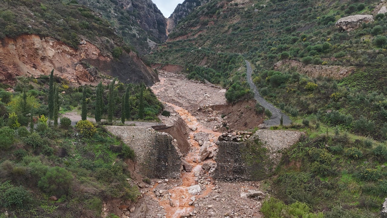 Foto - Selin izleri ağır oldu! Köprü yıkıldı, yol trafiğe kapandı