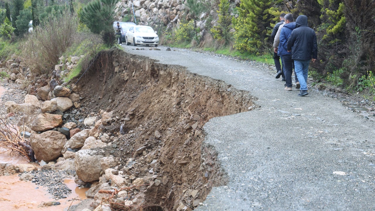 Foto - Selin izleri ağır oldu! Köprü yıkıldı, yol trafiğe kapandı