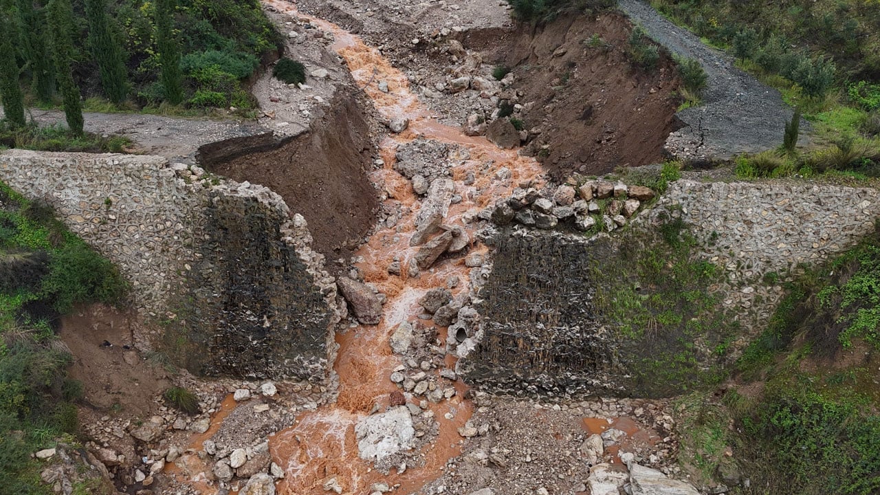Selin izleri ağır oldu! Köprü yıkıldı, yol trafiğe kapandı