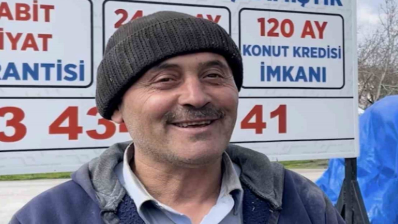 Sen ne güzel adamsın be Ahmet abi! İnşaat işçisi, cami kirlenmesin diye öyle bir şey yaptı ki...