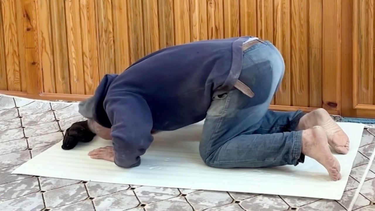 Foto - Sen ne güzel adamsın be Ahmet abi! İnşaat işçisi, cami kirlenmesin diye öyle bir şey yaptı ki...