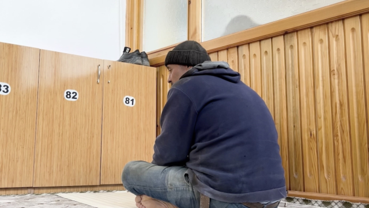 Foto - Sen ne güzel adamsın be Ahmet abi! İnşaat işçisi, cami kirlenmesin diye öyle bir şey yaptı ki...