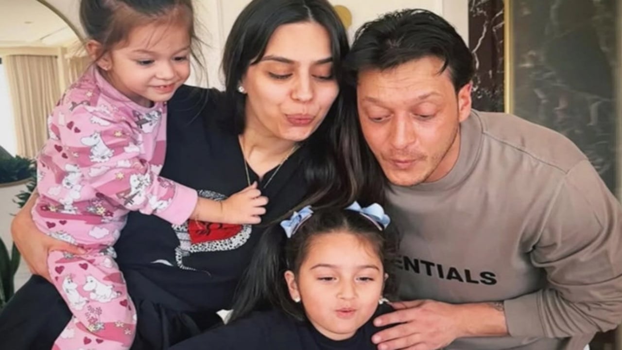 Sen var ya, adamın dibisin! Üçüncü kez baba olan Mesut Özil’den "Helal olsun" dedirten yardım