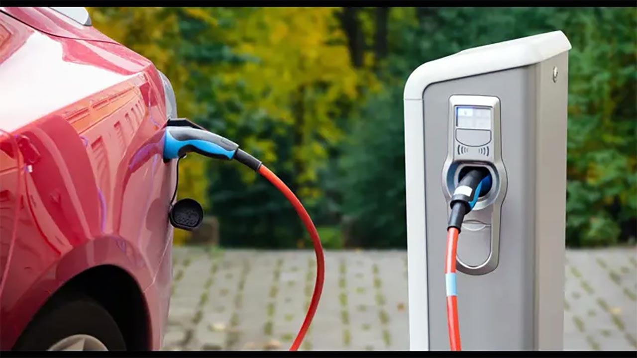 Sessiz devrim! Elektrikli otomobiller zirveye oynuyor